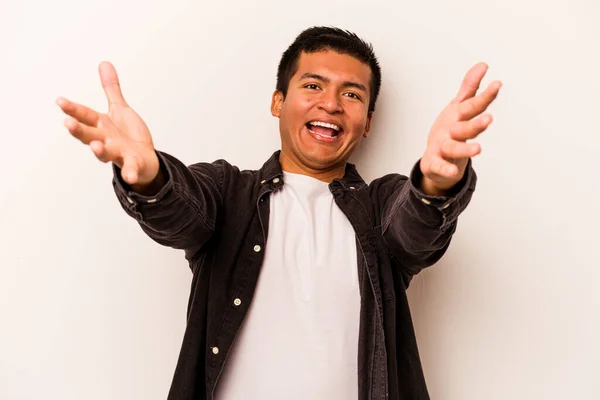 Jovem Hispânico Isolado Fundo Branco Sente Confiante Dando Abraço Câmera — Fotografia de Stock
