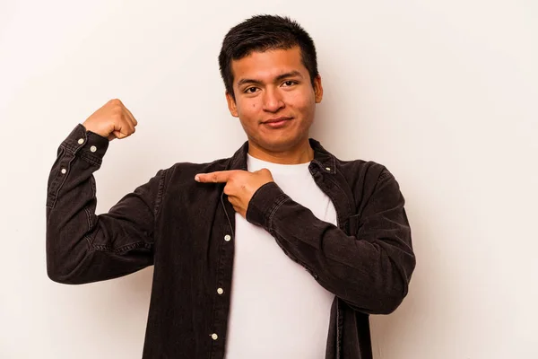 Jovem Hispânico Isolado Fundo Branco Mostrando Gesto Força Com Braços — Fotografia de Stock