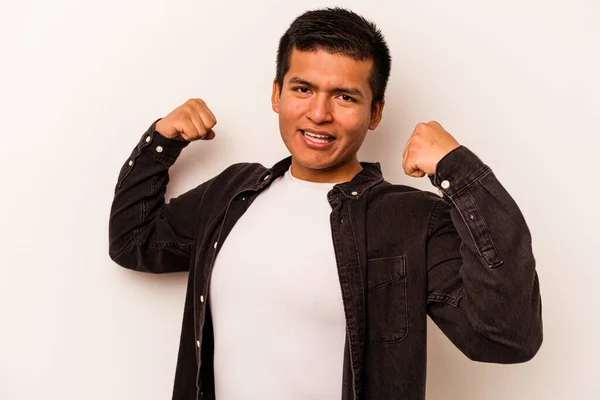 Junger Hispanischer Mann Auf Weißem Hintergrund Der Unbeschwert Und Aufgeregt — Stockfoto