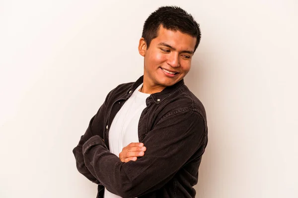 Beyaz Arka Planda Yaşayan Genç Spanyol Adam Gülüyor Eğleniyor — Stok fotoğraf