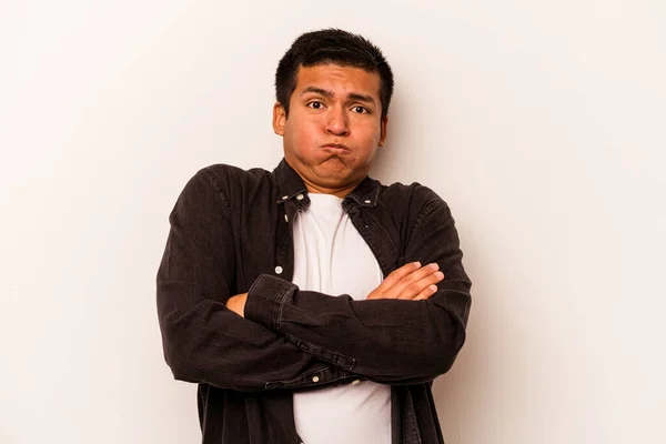 Junge Hispanische Mann Isoliert Auf Weißem Hintergrund Bläst Wangen Hat — Stockfoto