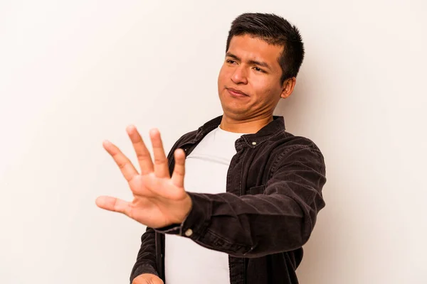 Junger Hispanischer Mann Auf Weißem Hintergrund Isoliert Und Schockiert Wegen — Stockfoto