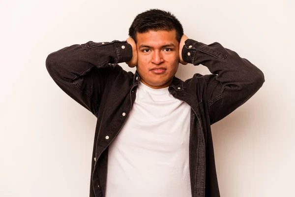 Mladý Hispánec Izolovaný Bílém Pozadí Zakrývající Uši Rukama Snaží Neslyšet — Stock fotografie