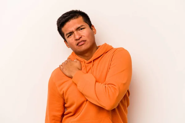 Junger Hispanischer Mann Isoliert Auf Weißem Hintergrund Mit Schulterschmerzen — Stockfoto