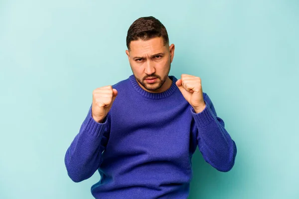 Junger Hispanischer Mann Isoliert Auf Blauem Hintergrund Verärgert Schreiend Mit — Stockfoto