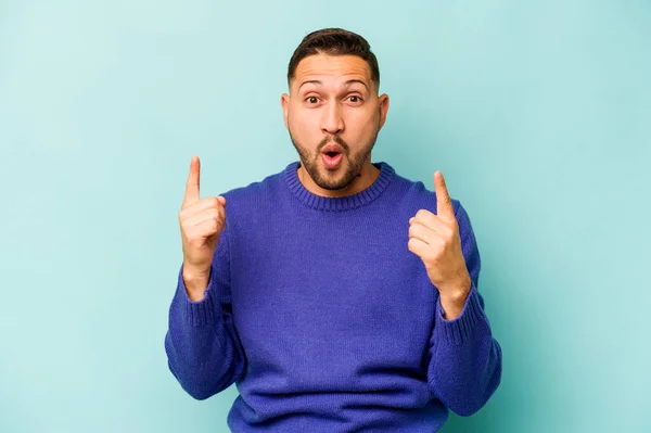 Jonge Latino Man Geïsoleerd Blauwe Achtergrond Wijzend Ondersteboven Met Geopende — Stockfoto