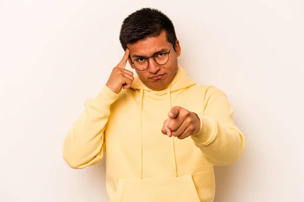 Young Hispanic Man Isolated White Background Pointing Temple Finger Thinking — 스톡 사진