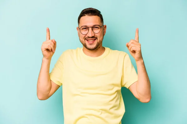 Jonge Latijns Amerikaanse Man Geïsoleerd Blauwe Achtergrond Geeft Met Beide — Stockfoto