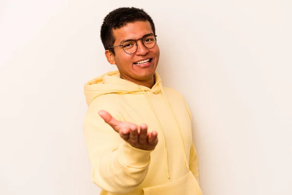 Young Hispanic Man Isolated White Background Stretching Hand Camera Greeting — Stock Photo, Image