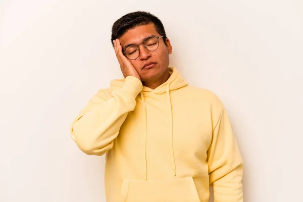 Joven Hombre Hispano Aislado Sobre Fondo Blanco Cansado Muy Somnoliento —  Fotos de Stock