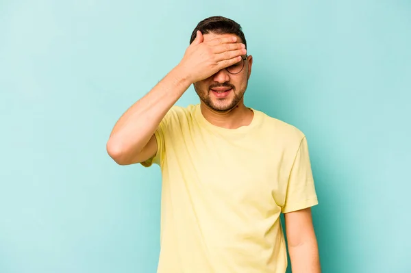 Ung Latinamerikansk Man Isolerad Blå Bakgrund Täcker Ögon Med Händer — Stockfoto