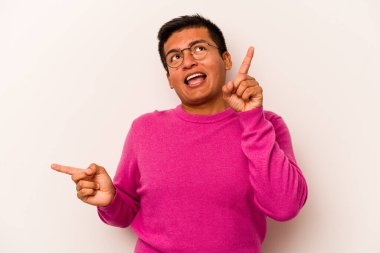 Beyaz arka planda izole edilmiş genç İspanyol adam farklı kopya alanlarını gösteriyor, birini seçiyor, parmaklarıyla gösteriyor..