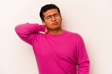 Genç İspanyol bir adam beyaz arka planda izole edilmiş, dirsek masajı yapıyor, kötü bir hareketin ardından acı çekiyor..