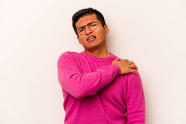 Beyaz arka planda izole edilmiş genç İspanyol bir adam omuz ağrısı çekiyor..