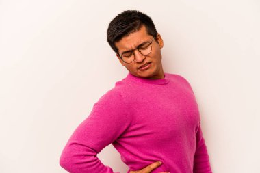 Beyaz arka planda izole edilmiş, sırt ağrısı çeken genç bir İspanyol..