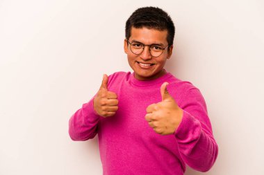 Beyaz arka planda izole edilmiş genç bir İspanyol. Baş parmağını kaldırıyor, gülümsüyor ve kendinden emin..