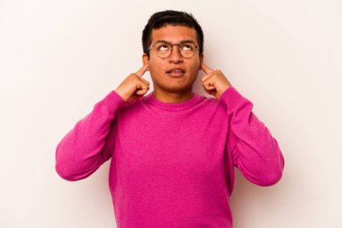 Beyaz arka planda izole edilmiş, kulakları parmaklarla kaplayan, stresli ve çaresiz genç bir İspanyol..