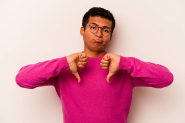 Beyaz arka planda izole edilmiş genç İspanyol bir adam hoşlanmadığı bir jest gösteriyor, kabul etmiyor. Anlaşmazlık konsepti.