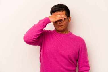 Beyaz arka planda izole edilmiş genç İspanyol adam tapınaklara dokunuyor ve baş ağrısı çekiyor..