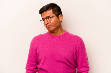 Beyaz arka planda izole edilmiş genç bir İspanyol omuz silkiyor ve gözleri açık..