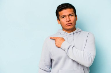 Mavi arka planda izole edilmiş genç bir İspanyol yan tarafı gösteriyor.