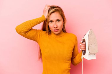 Pembe arka planda demir tutan genç beyaz kadın şok geçiriyordu. Önemli bir toplantıyı hatırladı..