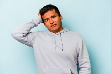 Mavi arka planda izole edilmiş genç bir İspanyol şoka uğruyor, önemli bir buluşmayı hatırlıyor..