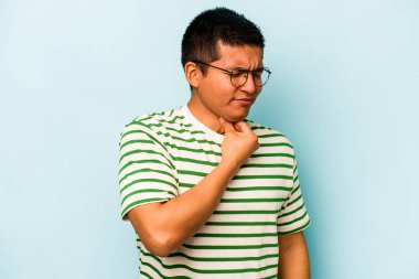 Mavi arka planda izole edilmiş genç İspanyol bir adam virüs ya da enfeksiyon yüzünden boğazında ağrı hissediyor..