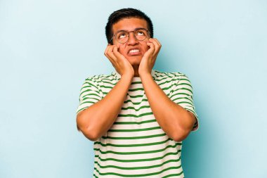 Genç İspanyol adam mavi arka planda yalnızdı sızlanıyor ve ağlıyordu..