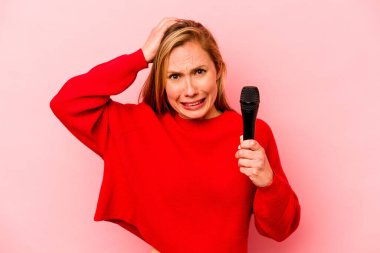 Pembe arka planda izole edilmiş genç beyaz kadın şok geçiriyordu, önemli bir toplantıyı hatırladı..