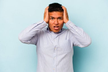 Mavi arka planda izole edilmiş genç bir İspanyol şoka uğruyor, önemli bir buluşmayı hatırlıyor..