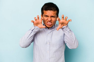 Mavi arka planda izole edilmiş genç İspanyol adam gergin elleriyle çığlık atıyor..