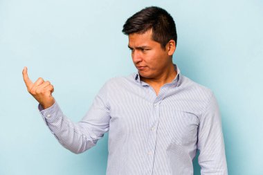 Genç İspanyol adam mavi arka planda izole edilmiş seni işaret ediyor sanki davet ediyormuş gibi..