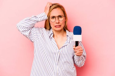 Pembe arka planda mahsur kalmış beyaz TV sunucusu genç kadın şok geçiriyordu, önemli bir toplantıyı hatırladı..