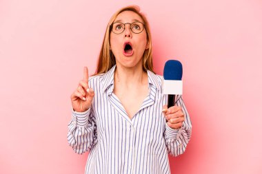 Kafkas TV sunucusu, pembe arka planda izole edilmiş, ağzı açık genç bir kadın..