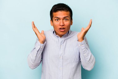 Genç İspanyol bir adam mavi arka planda izole bir fikir, ilham konsepti var.