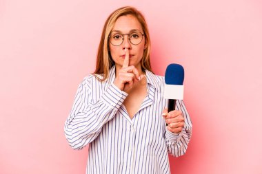 Pembe arka planda izole edilmiş, sır saklayan ya da sessizlik isteyen Kafkas TV sunucusu genç kadın..