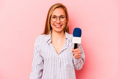 Kafkas TV sunucusu kadın pembe arka planda izole edilmiş gülüyor ve eğleniyor..