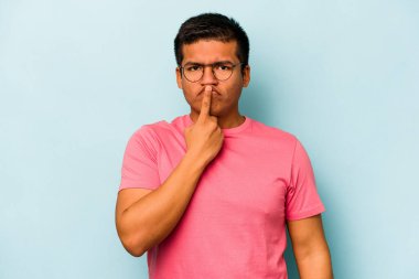 Genç İspanyol adam mavi arka planda izole edilmiş düşünüyor, bakıyor, yansıtıyor, düşünüyor, hayal kuruyor..