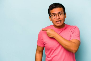 Mavi arka planda izole edilmiş genç bir İspanyol yan tarafı gösteriyor.