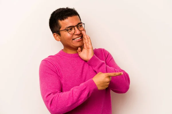 Jeune Homme Hispanique Isolé Sur Fond Blanc Disant Commérage Pointant — Photo
