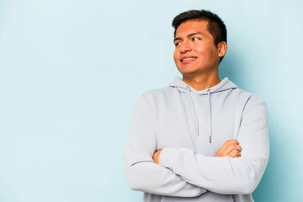 Young Hispanic Man Isolated Blue Background Smiling Confident Crossed Arms — 스톡 사진