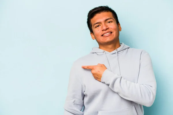 Young Hispanic Man Isolated Blue Background Smiling Pointing Aside Showing — 스톡 사진