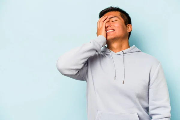 Jovem Hispânico Isolado Fundo Azul Rindo Feliz Despreocupado Emoção Natural — Fotografia de Stock