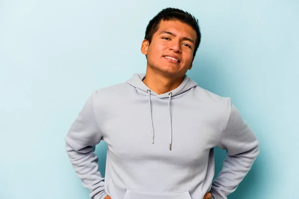Junger Hispanischer Mann Isoliert Auf Blauem Hintergrund Glücklich Lächelnd Und — Stockfoto