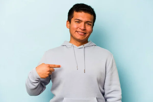 Joven Hombre Hispano Aislado Sobre Fondo Azul Persona Señalando Mano —  Fotos de Stock