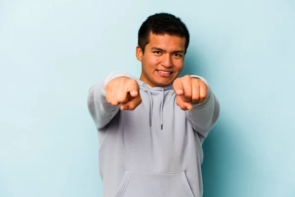 Joven Hombre Hispano Aislado Sobre Fondo Azul Sonrisas Alegres Apuntando — Foto de Stock