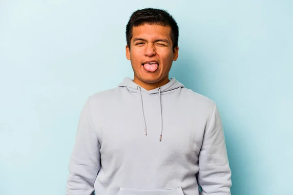 Mladý Hispánec Muž Izolovaný Modrém Pozadí Legrační Přátelský Vyčnívající Jazyk — Stock fotografie