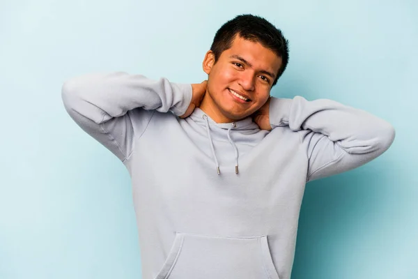 Junger Hispanischer Mann Isoliert Auf Blauem Hintergrund Ausgestreckte Arme Entspannte — Stockfoto