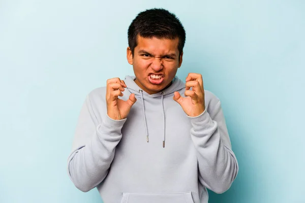 Νεαρός Ισπανός Απομονωμένος Μπλε Φόντο Αναστατωμένος Ουρλιάζοντας Τεντωμένα Χέρια — Φωτογραφία Αρχείου
